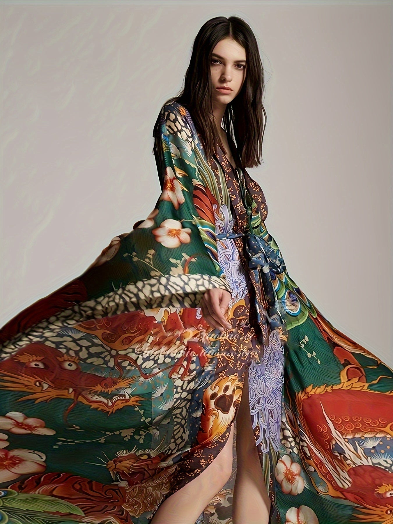 Długa sukienka kimono kaftan damski w stylu orientalnym z artystycznym nadrukiem na wieczór lub wakacje