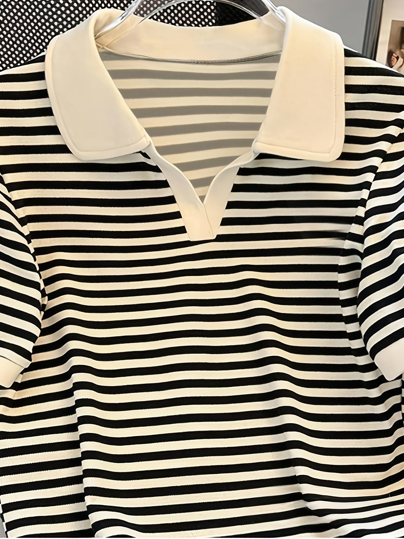 Polo a maniche corte stile preppy da donna – Eleganza casual e fascino senza tempo