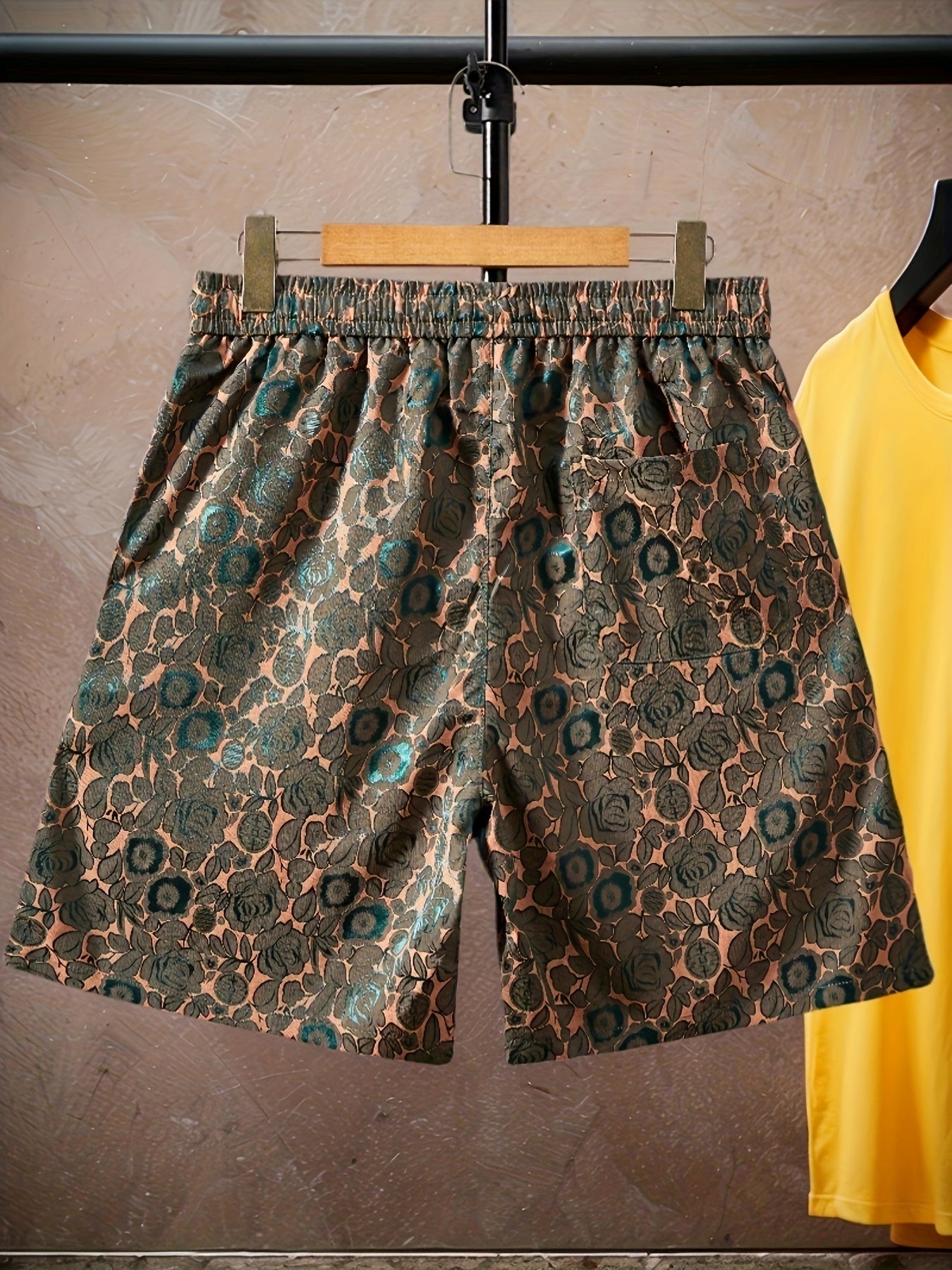 Krótki męski t-shirt w nowoczesny kwiatowy wzór, styl casual na lato