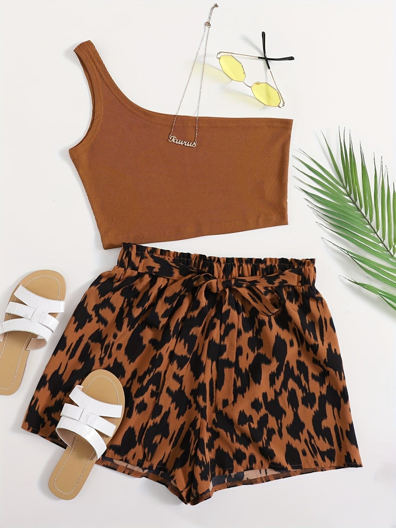 Ensemble femme élégant tendance – Top asymétrique et short imprimé léopard, style estival