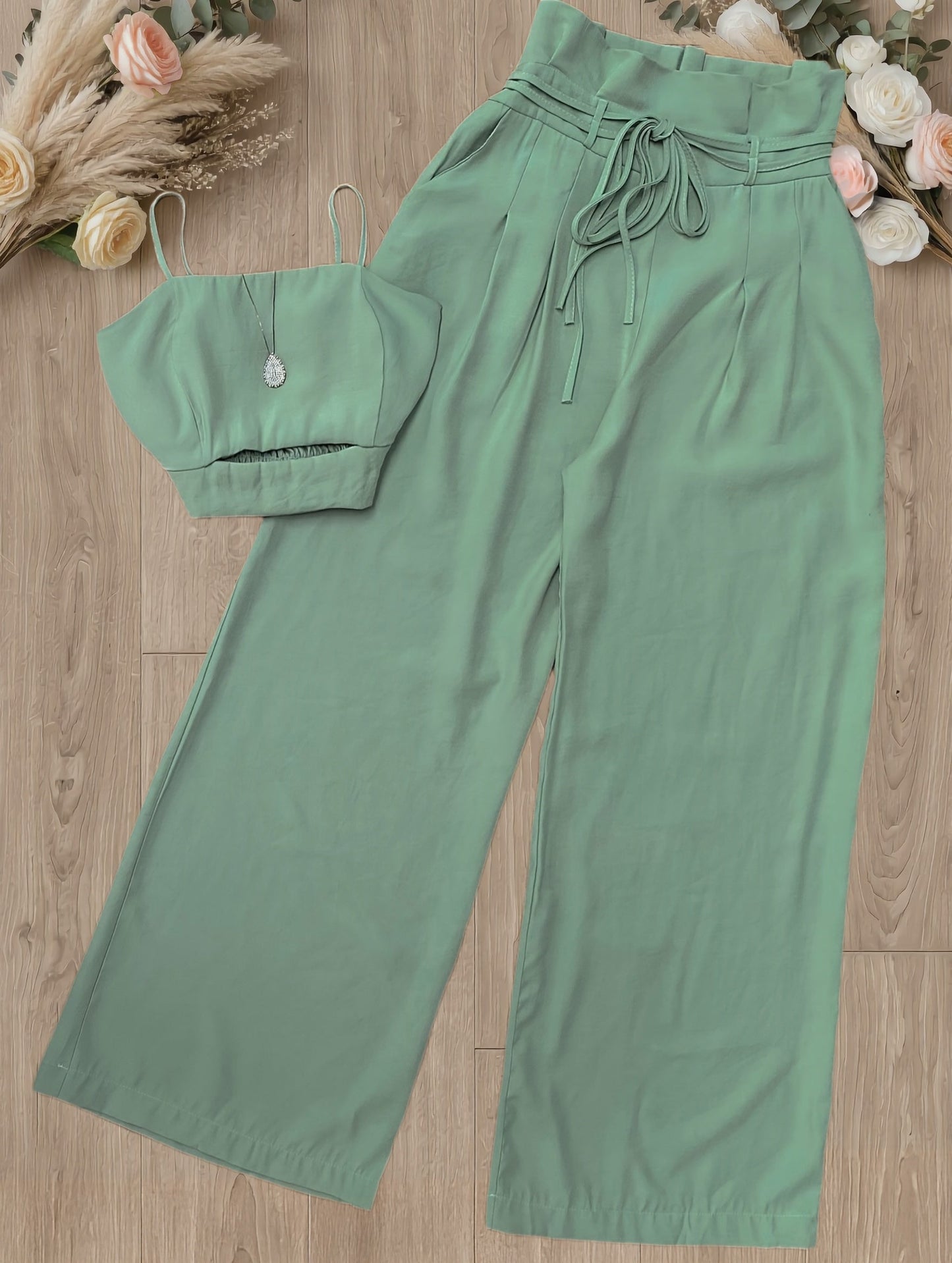 Ensemble élégant pour femme, top court à bretelles et pantalon taille haute, style chic et décontracté