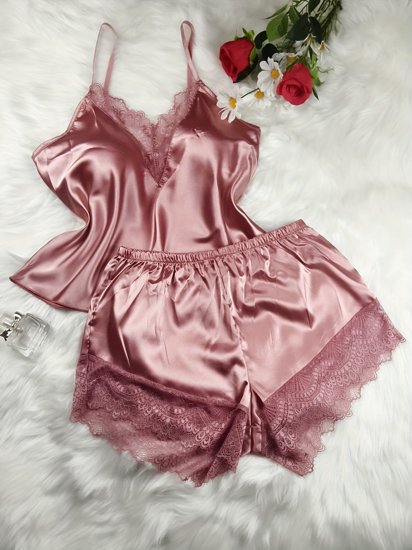 Pyjama court femme style sexy pour la maison - ensemble débardeur et short avec détails en dentelle, idéal printemps-été