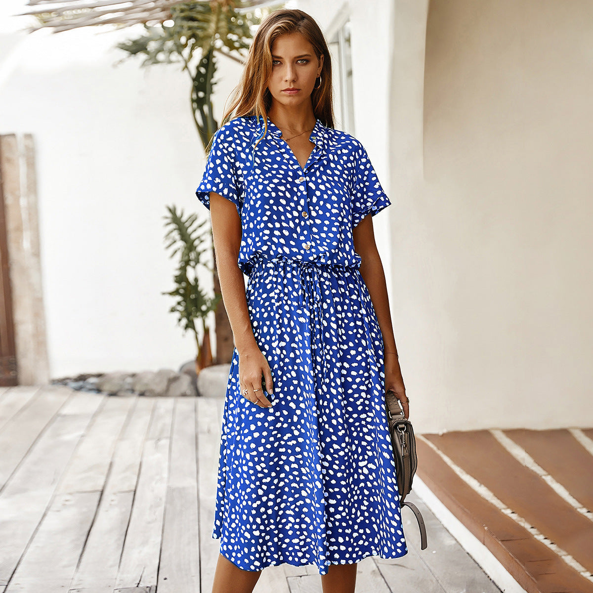 Jennifer – Robe à manches courtes avec motif à pois ondulés et col