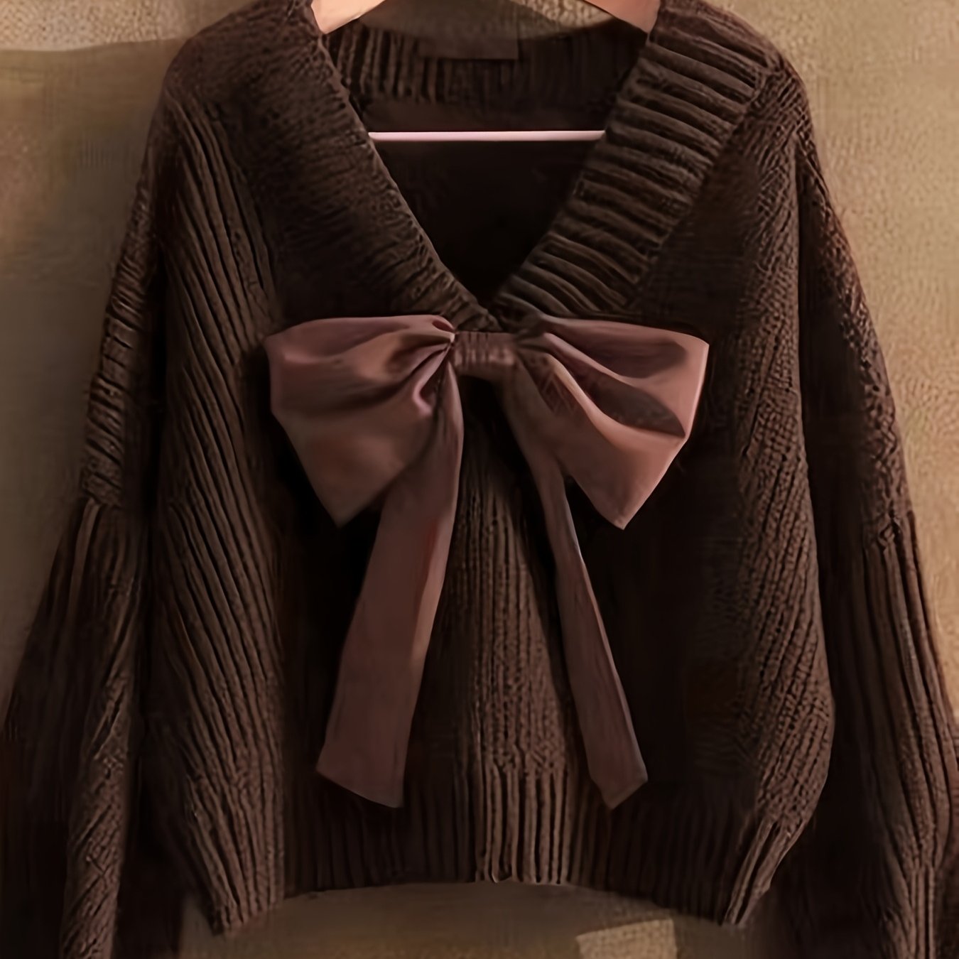 Pull en maille côtelée col V avec grand nœud décoratif pour femme