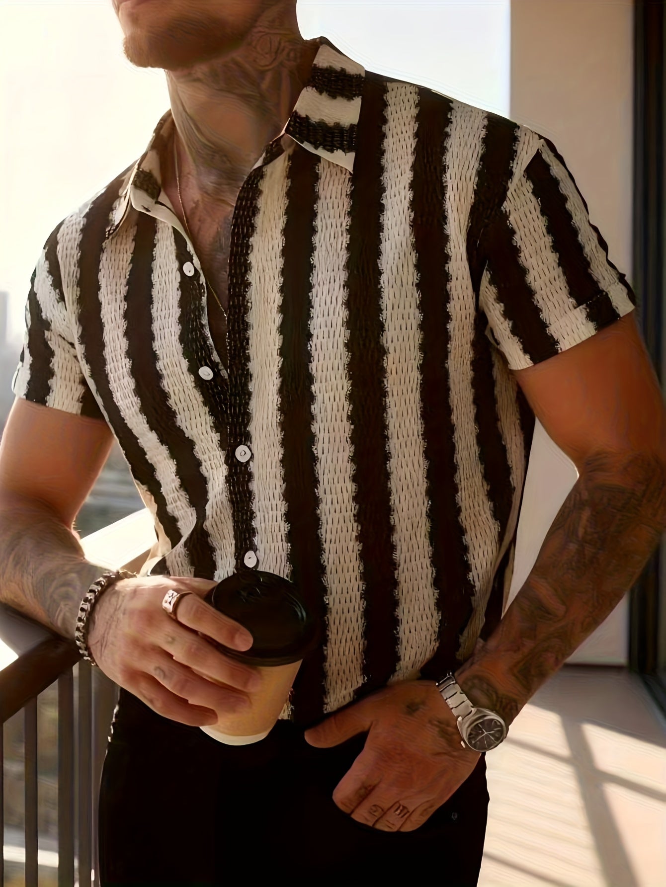 Herren Resort-Hemd mit kurzen Ärmeln im modernen Stil – Vertikale Streifen, lässiger urbaner Look  