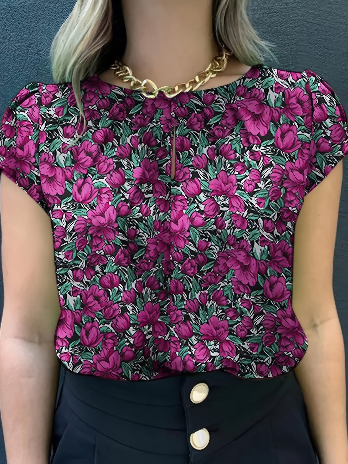 Blouse femme élégante à manches courtes style floral chic pour usage quotidien ou bureau