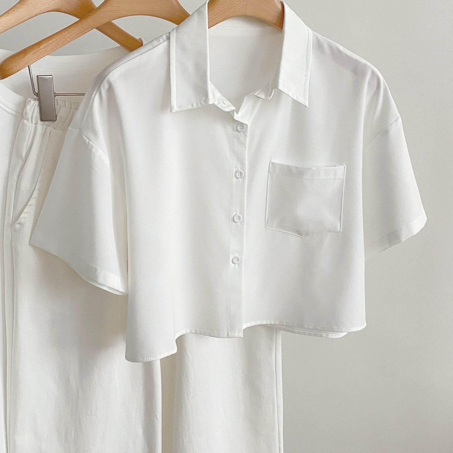 Camicia casual donna maniche corte stile moderno con orlo corto