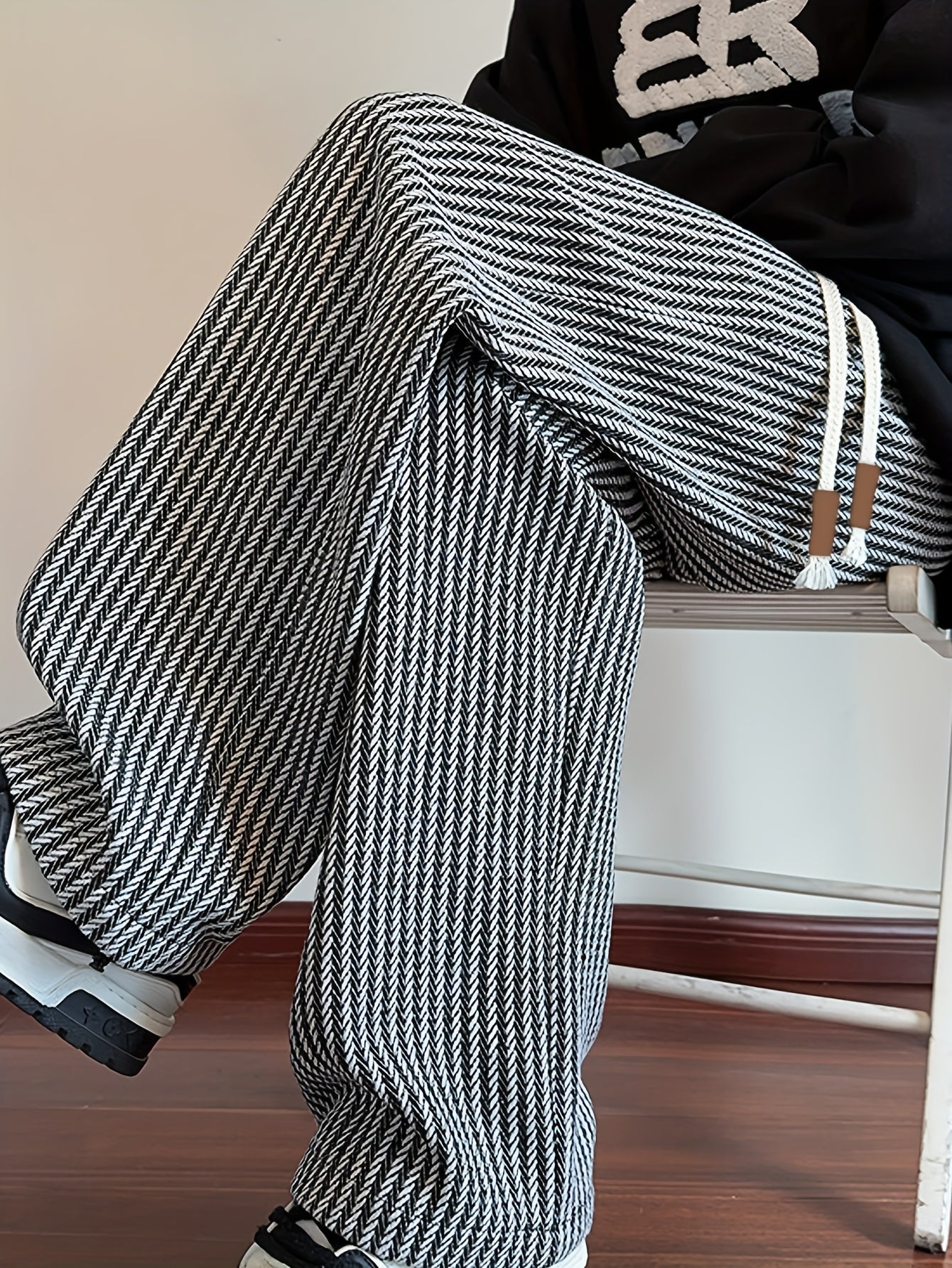 Pantalon décontracté à jambes droites pour homme style streetwear avec motif chevrons