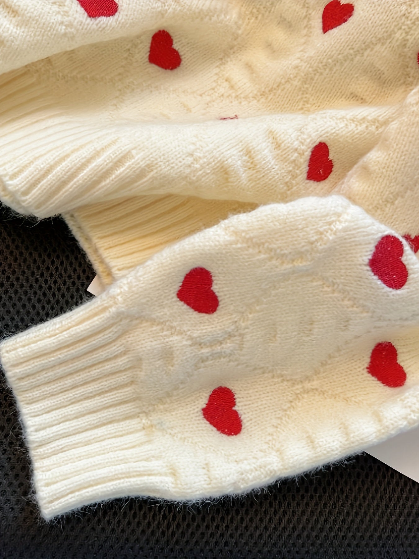 Pull femme crème à cœurs rouges, col montant, maille texturée