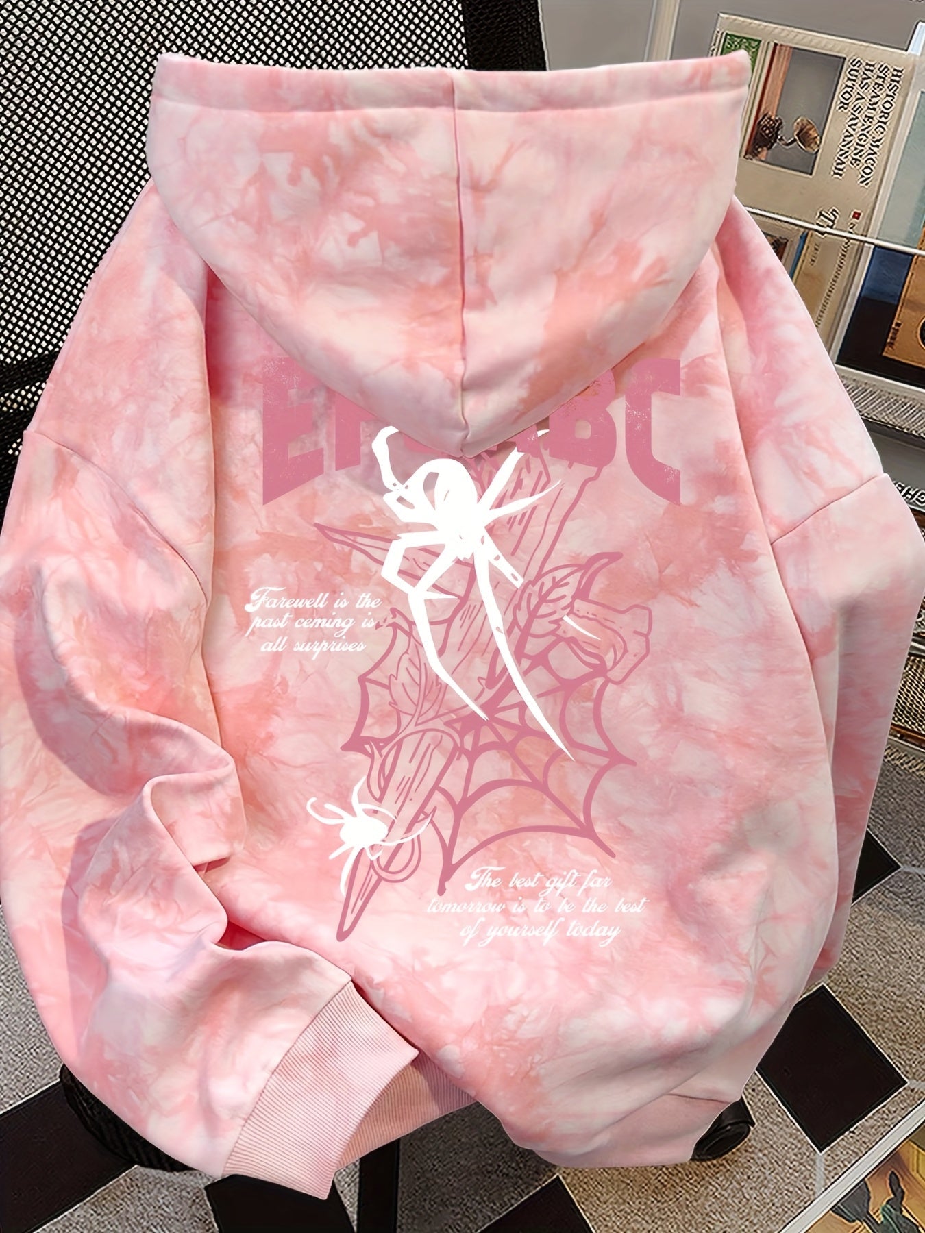 Sweat à Capuche Rose Tie-Dye pour Femme avec Imprimé Araignée et Inscriptions