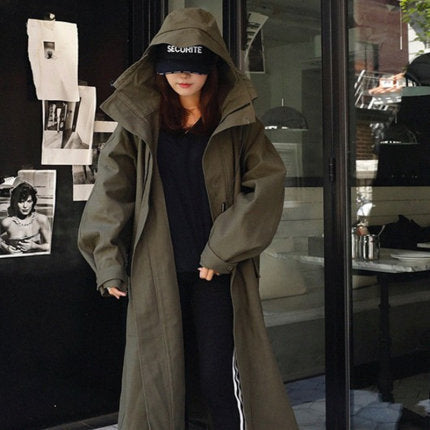 Abrigo largo con capucha estilo parka, verde oliva