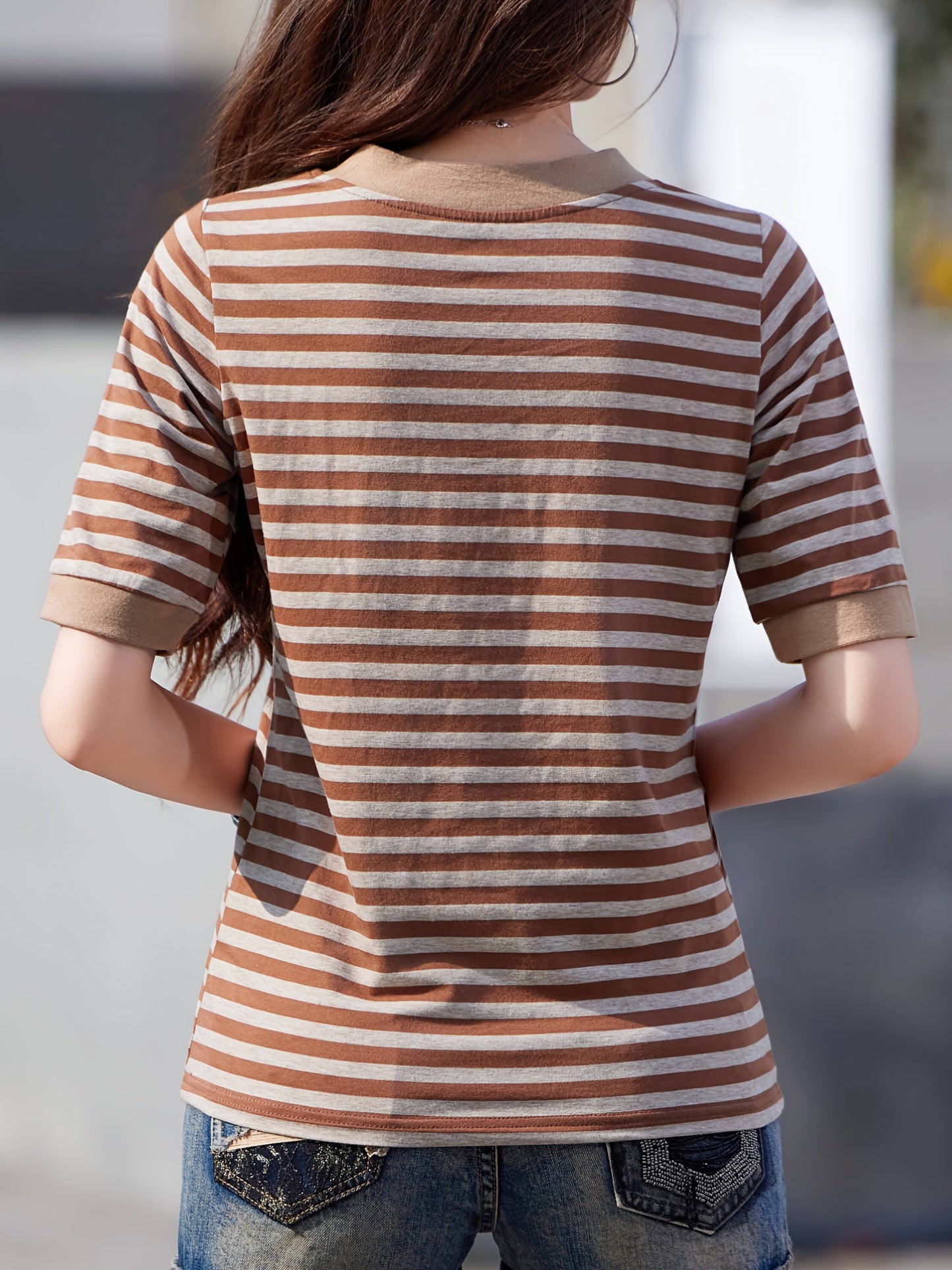 Avslappnad randig V-ringad t-shirt för kvinnor i urban chic stil