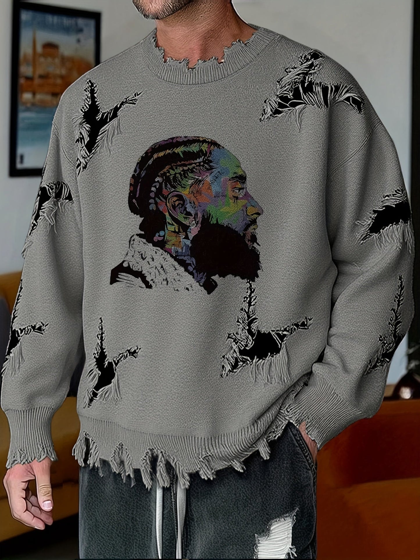 Pull homme décontracté beige à col rond avec motif visage coloré et détails déchirés