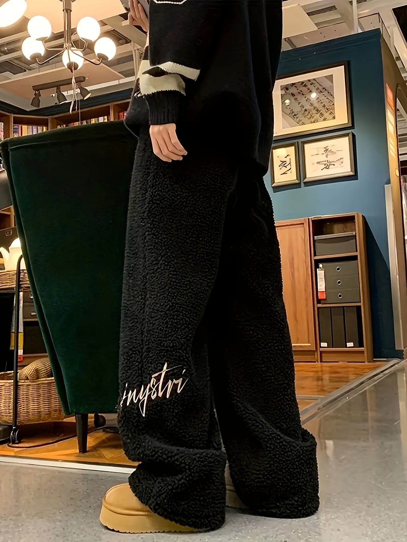 Pantalon large doux en tissu pelucheux avec broderie