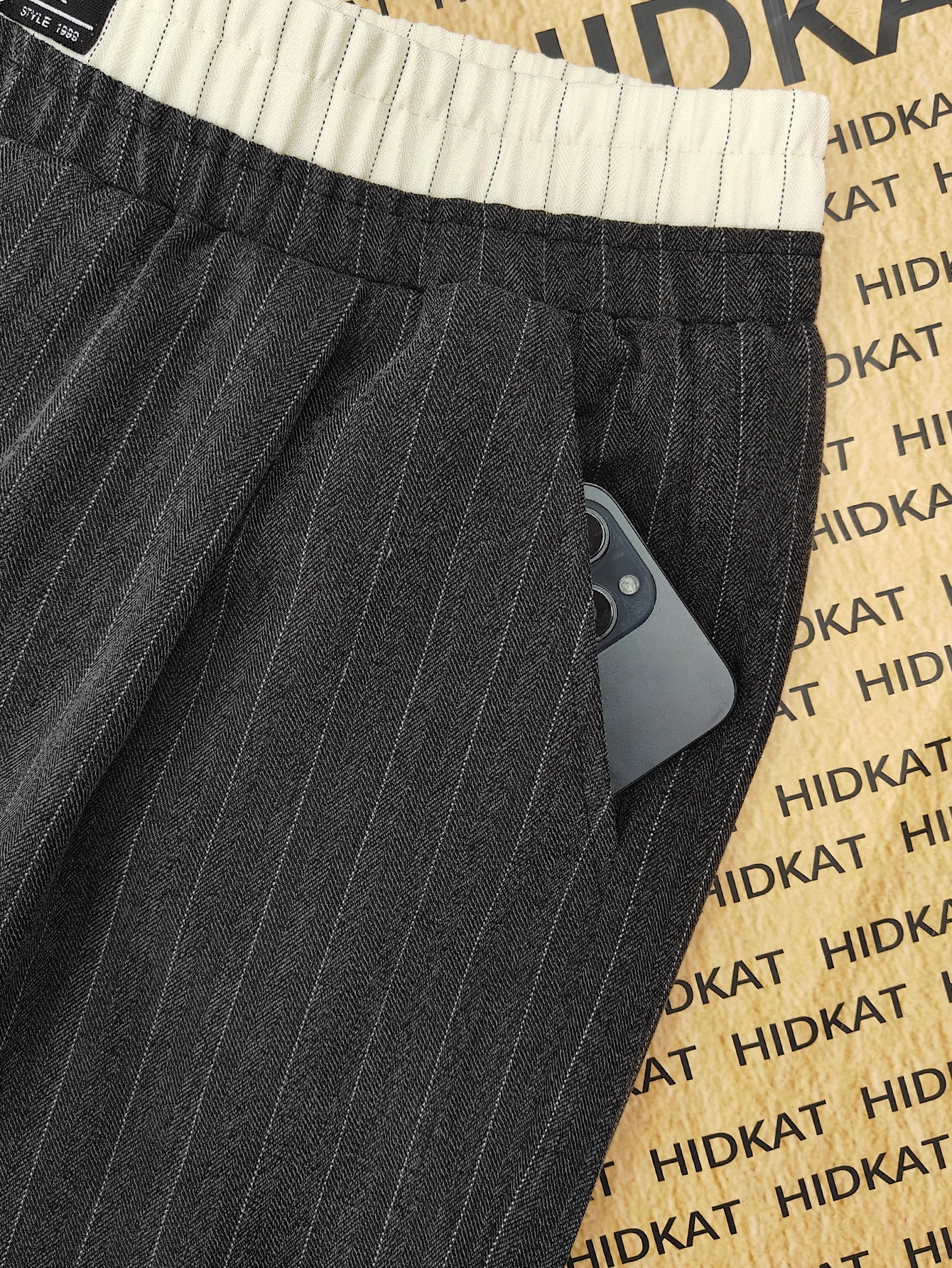 Weite Herrenhose mit Streifen im eleganten, modernen Freizeitstil