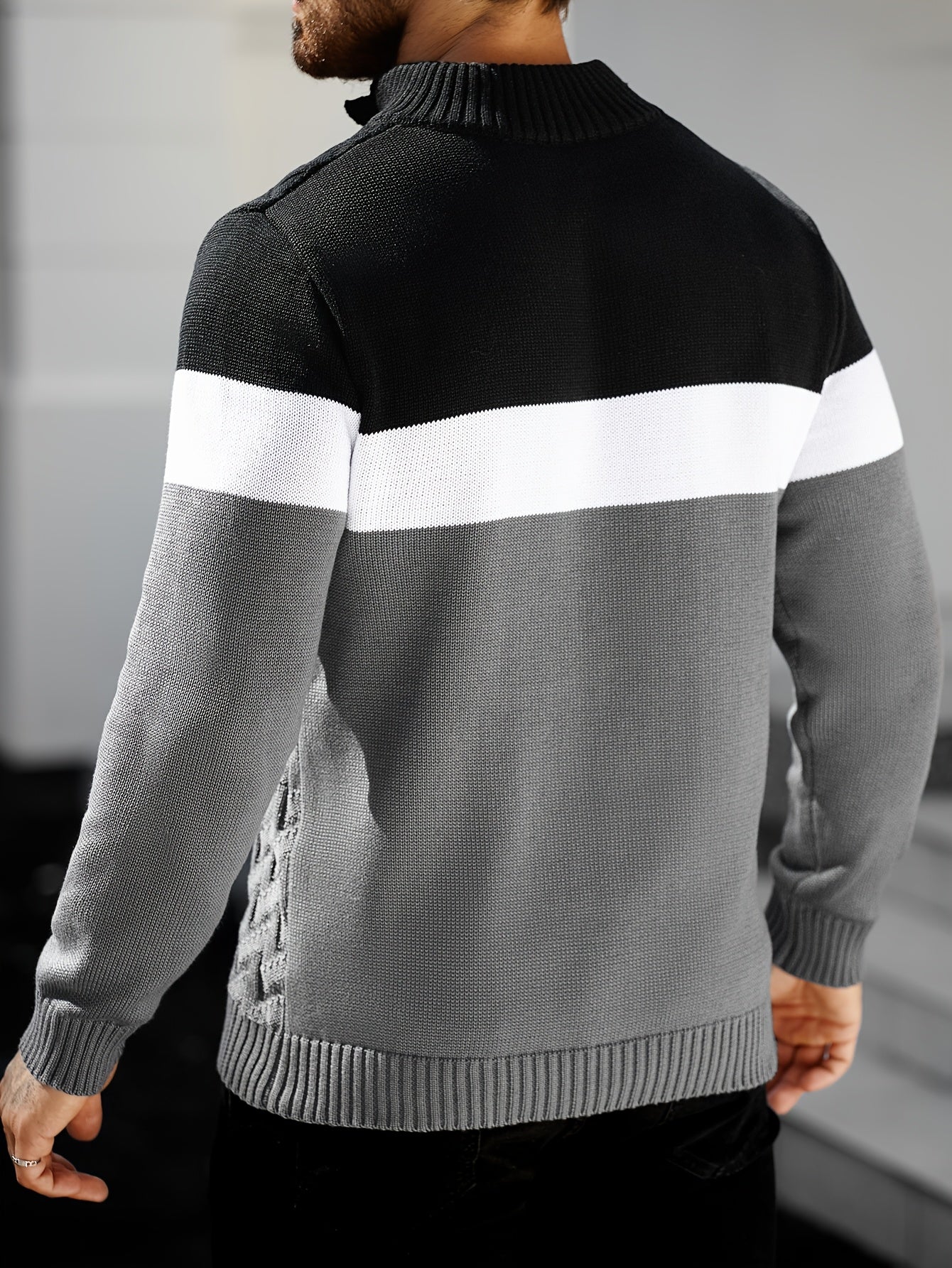 Pull homme tricoté à col montant boutonné rayé