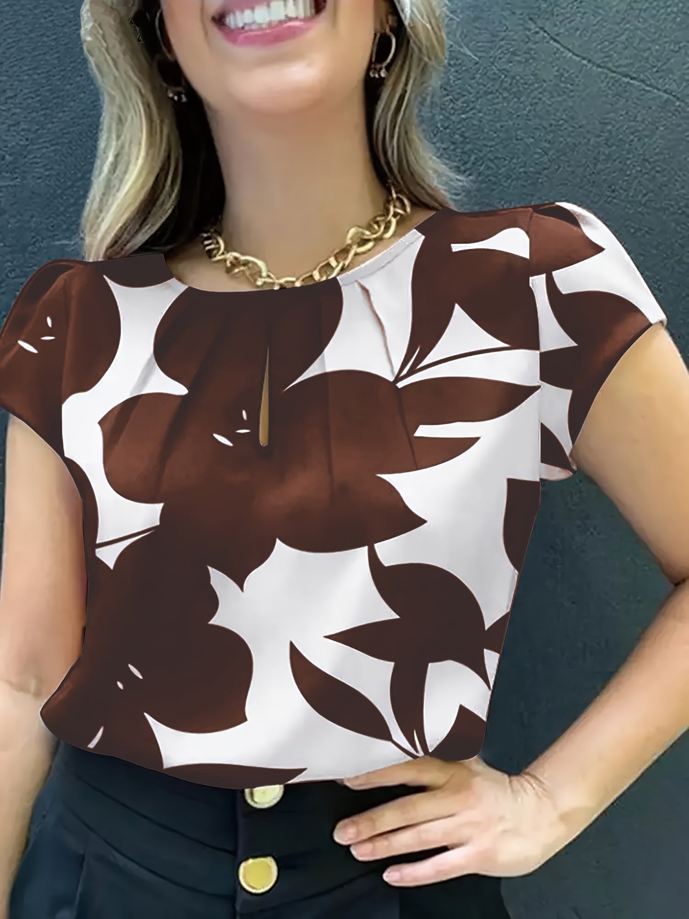 Elegant blus för kvinnor med abstrakt mönster, korta ärmar, chic stil för kontoret och utflykter