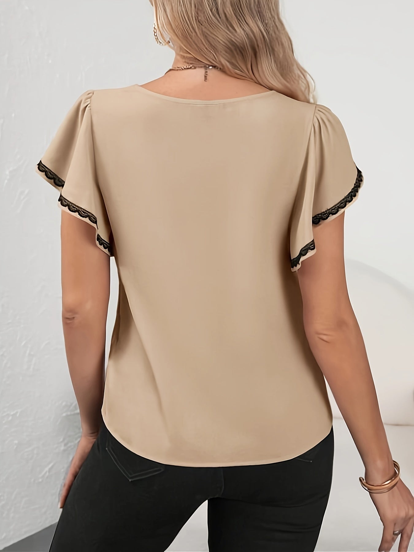 Elegant bluse til kvinder med flæseærmer og V-hals, chic stil til kontoret eller en aften ude