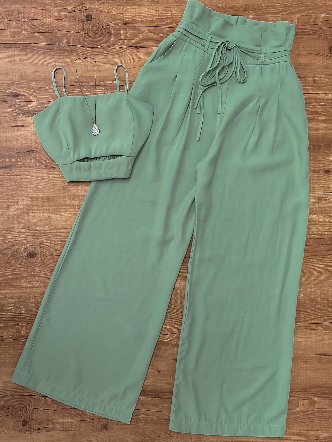 Ensemble élégant pour femme, top court à bretelles et pantalon taille haute, style chic et décontracté