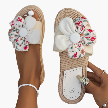 Damtofflor i espadrillestil med stor elegant blommig rosett för sommaren