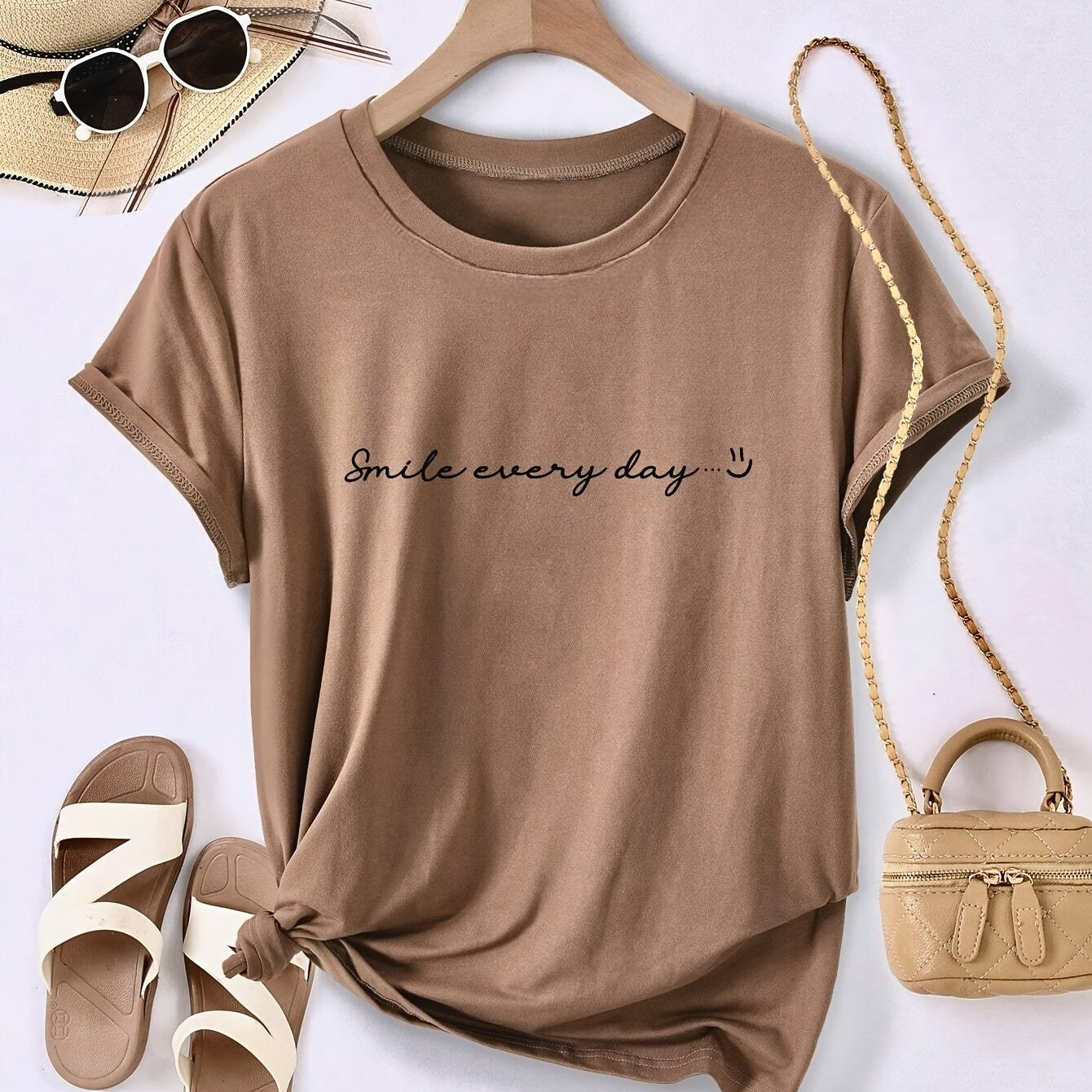 T-shirt femme à message "Smile every day" style décontracté pour look estival