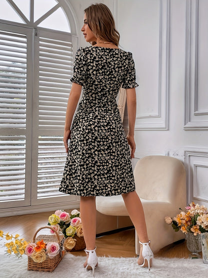 Elegancka letnia sukienka damska w kwiaty, z krótkimi rękawami, kwadratowym dekoltem, stylowa rozcięcie, casualowy styl