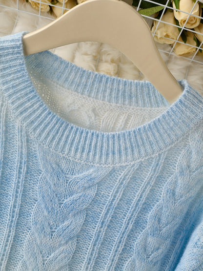 Pull en maille tressée bicolore bleu ciel et blanc col rond doux