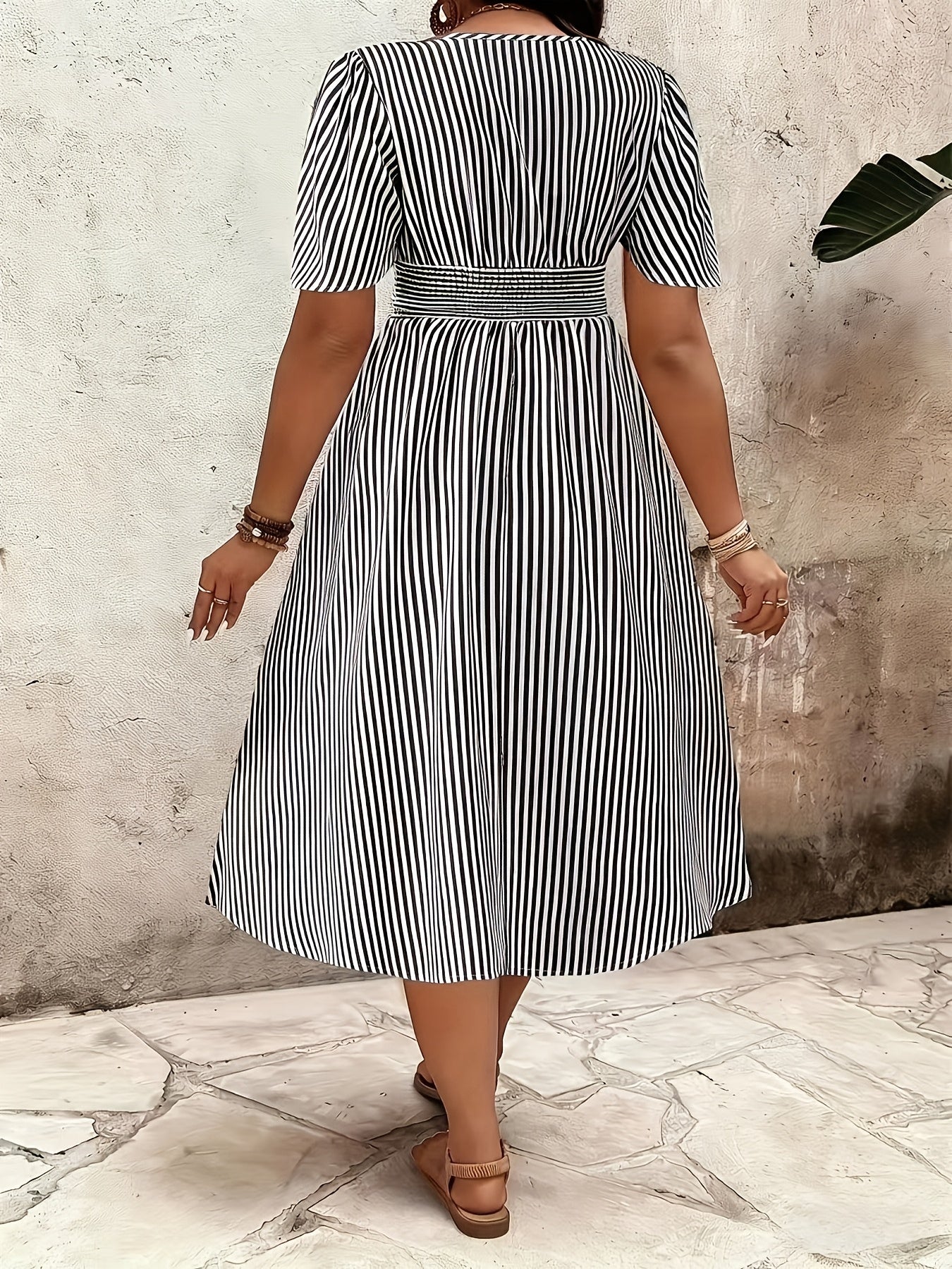 Robe élégante à rayures pour femme, style croisé et taille smockée, idéale pour les occasions spéciales