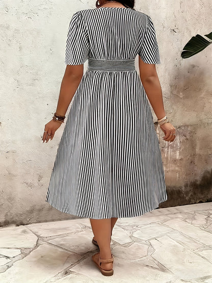 Robe élégante à rayures pour femme, style croisé et taille smockée, idéale pour les occasions spéciales