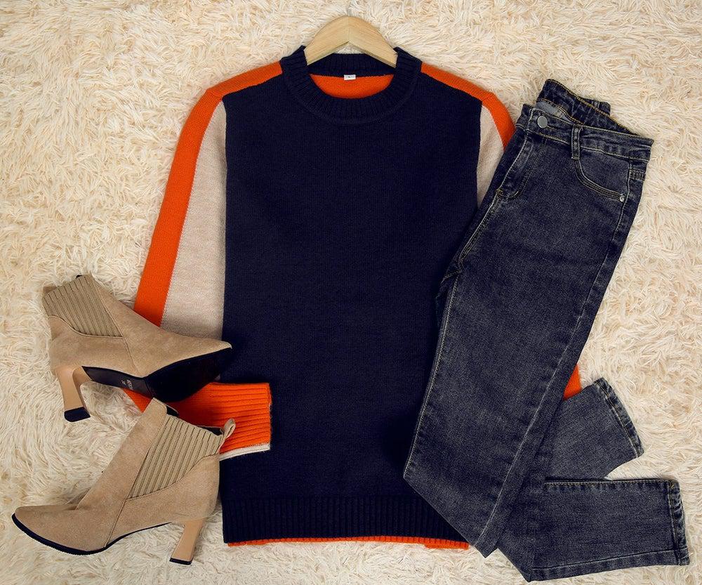 Damski sweter w nowoczesnym stylu z graficznymi paskami – codzienny miejski look
