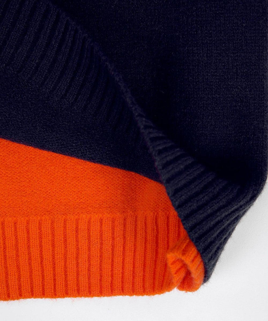 Damski sweter w nowoczesnym stylu z graficznymi paskami – codzienny miejski look
