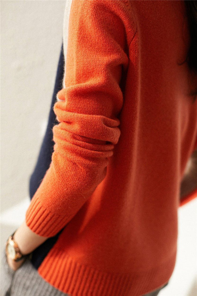 Damski sweter w nowoczesnym stylu z graficznymi paskami – codzienny miejski look