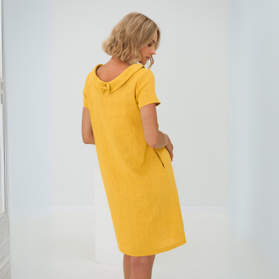 Robe courte col bateau manches courtes en tissu doux uni