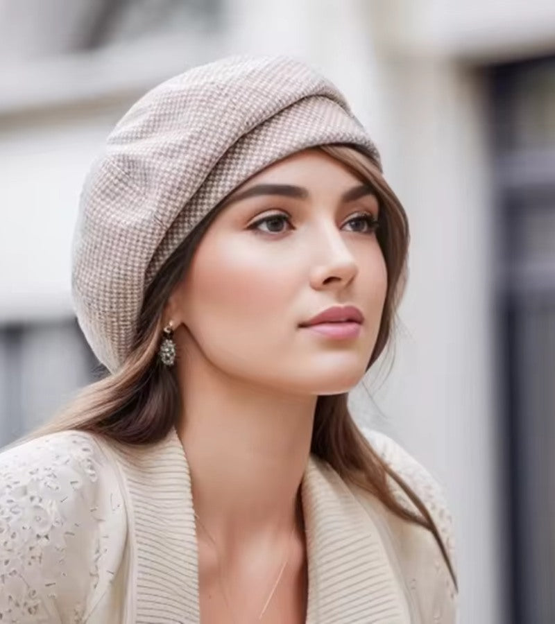 Damesbaret met klep van beige licht gestructureerde stof met micro-ruitmotief