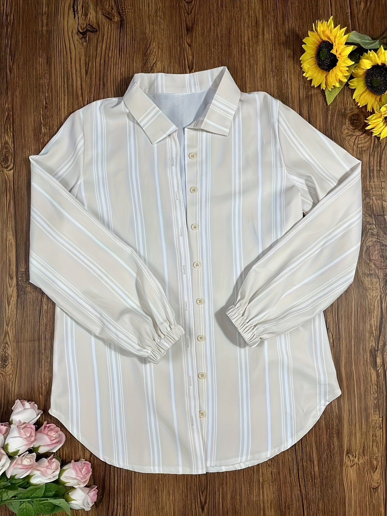 Trendy damesensemble: kort topje om te knopen, lange gestreepte blouse en spijkerrok – casual en modern stijl
