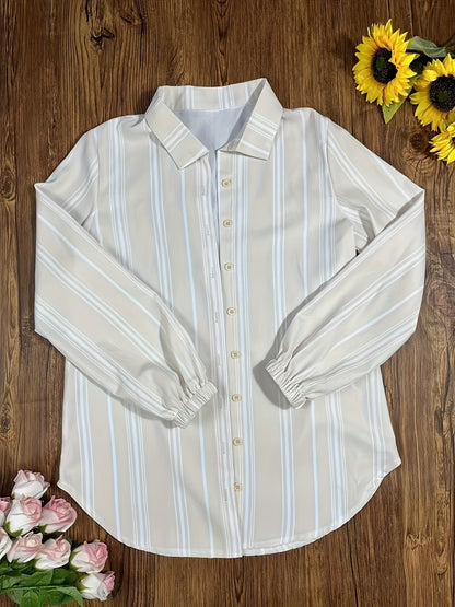 Trendy damesensemble: kort topje om te knopen, lange gestreepte blouse en spijkerrok – casual en modern stijl