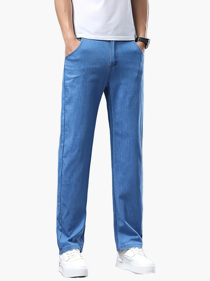 Herren-Jeanshose im Basisschnitt mit geradem Bein, ideal für den Sommer  