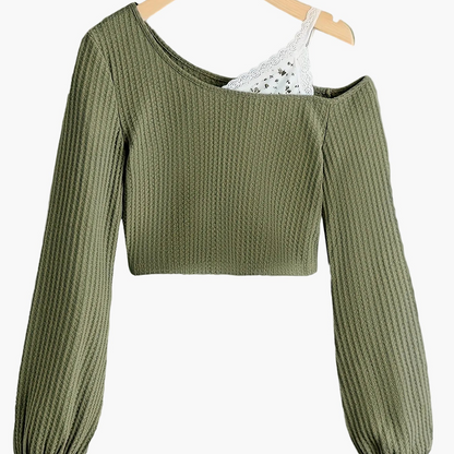 Pull court femme style asymétrique à épaule dénudée avec détail dentelle – Mode décontractée tendance