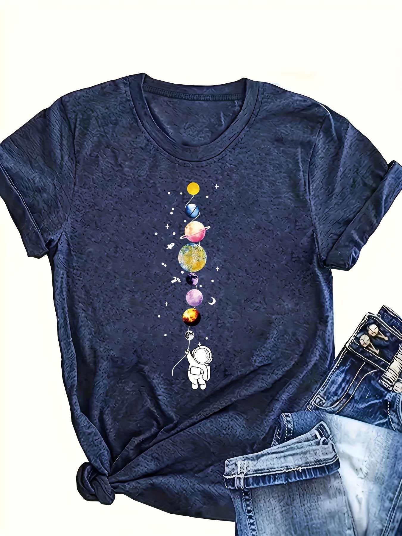 T-shirt donna stile casual con motivo astronauta e pianeti, ispirazione spazio, ideale per appassionate di scienza e moda urbana
