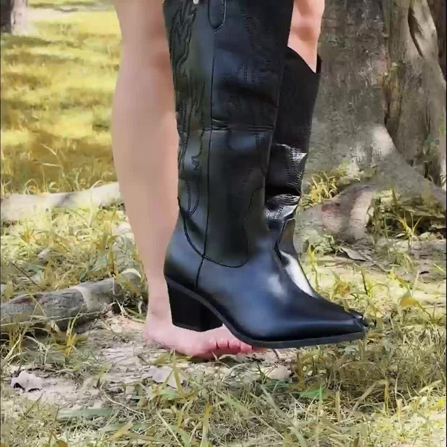 Zwarte dameslaarzen in westernstijl met decoratieve borduursels en blokhak