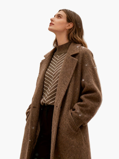 Elegante damestrui met opstaande kraag en gestreept patroon, herfst-winterstijl