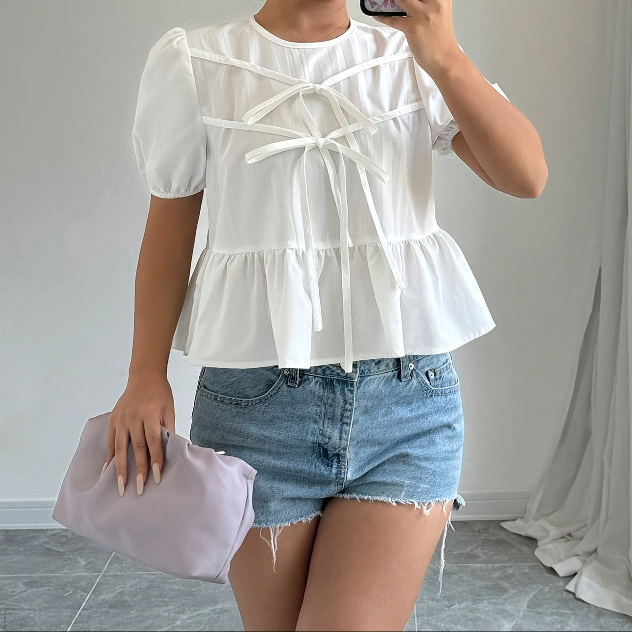 Blouse femme style romantique à manches bouffantes et nœuds décoratifs, coupe peplum tendance pour look casual chic