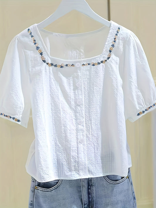 Elegant damblus med fyrkantig krage och blomsterbroderier, avslappnad vår- och sommarsstil