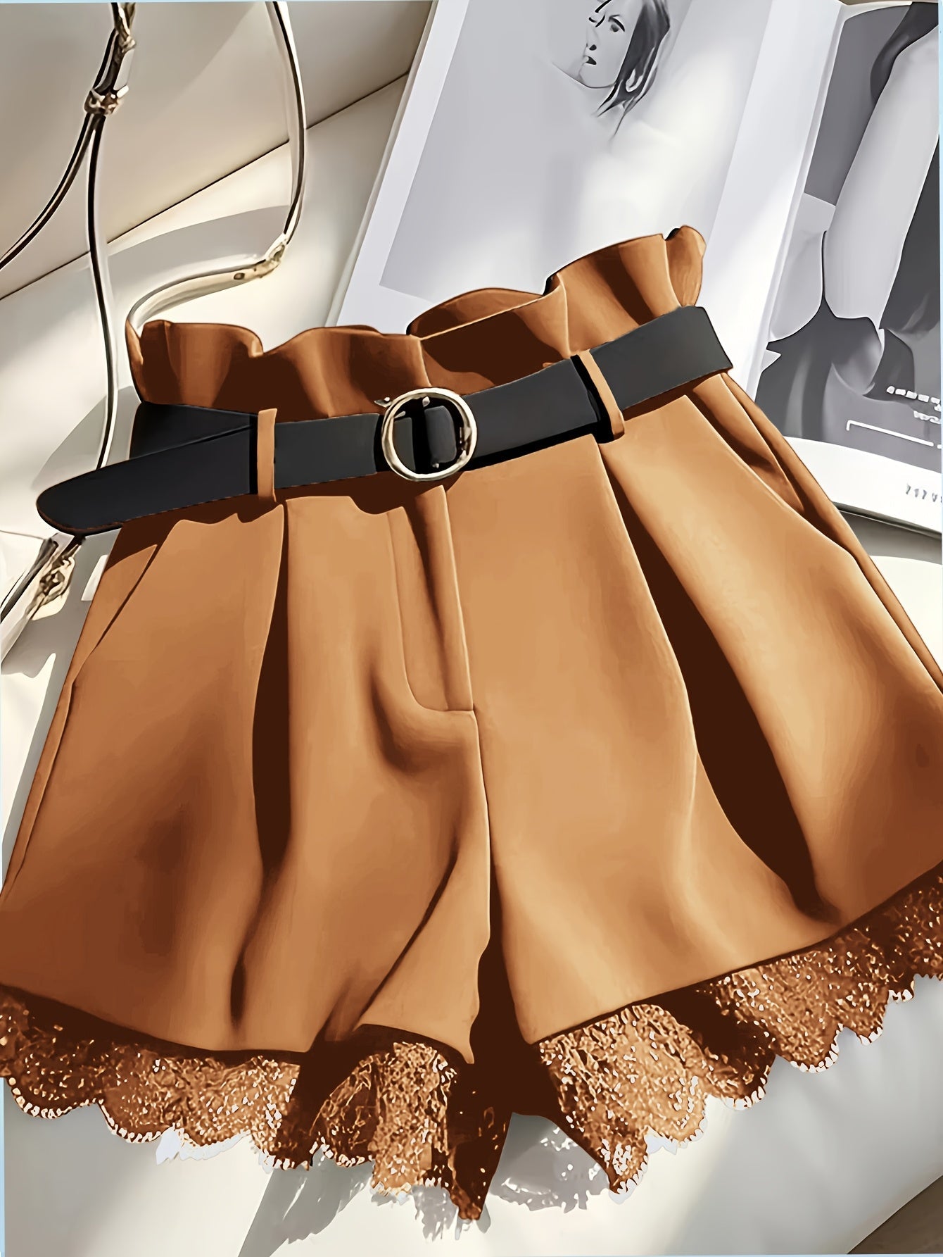 Short taille haute femme style paperbag avec ceinture et finition dentelle élégante