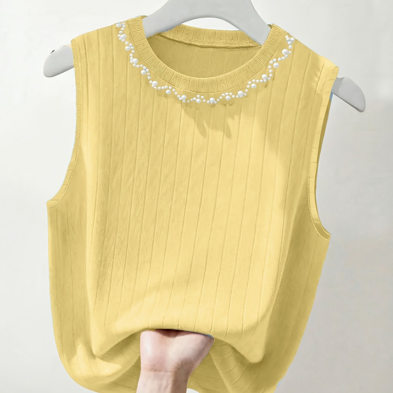 Elegante dames mouwloze top met parelmoerlook en ronde hals, geschikt voor uitgaan of kantoor