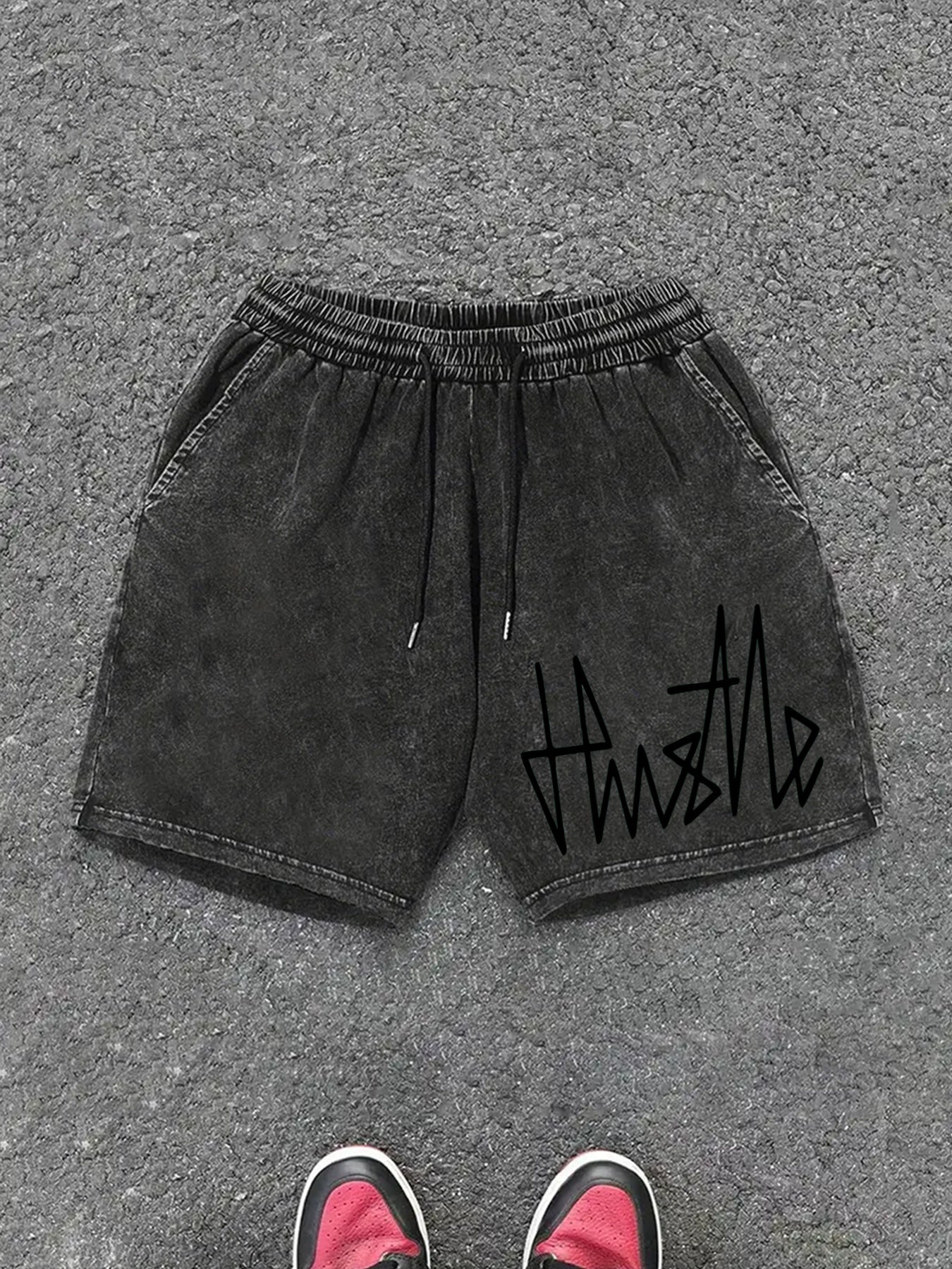 Short homme casual style urbain avec imprimé "Hustle" – idéal pour le streetwear et la détente