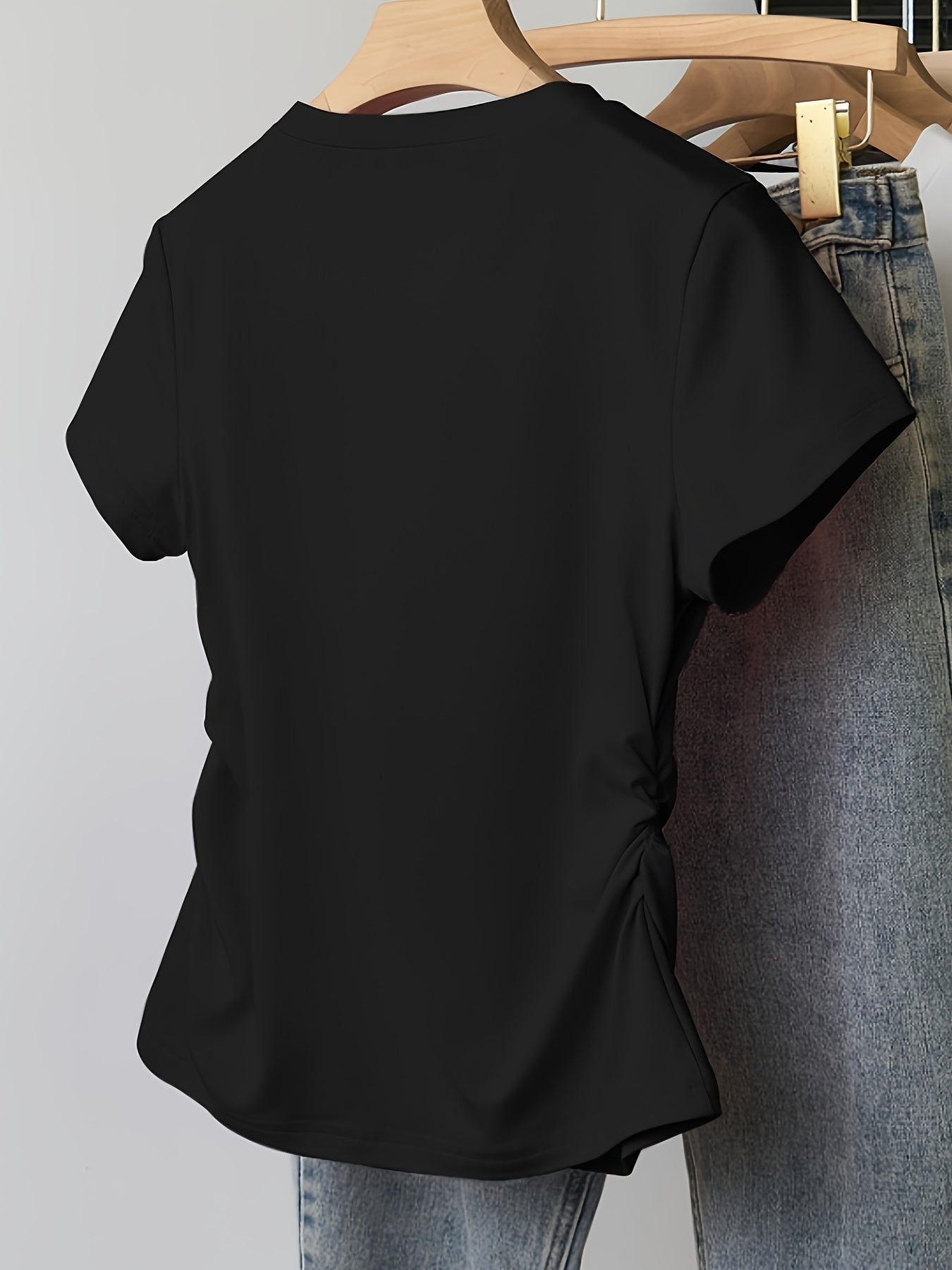 Dame T-shirt med tætsiddende pasform, hjerteprint, afslappet og trendy stil
