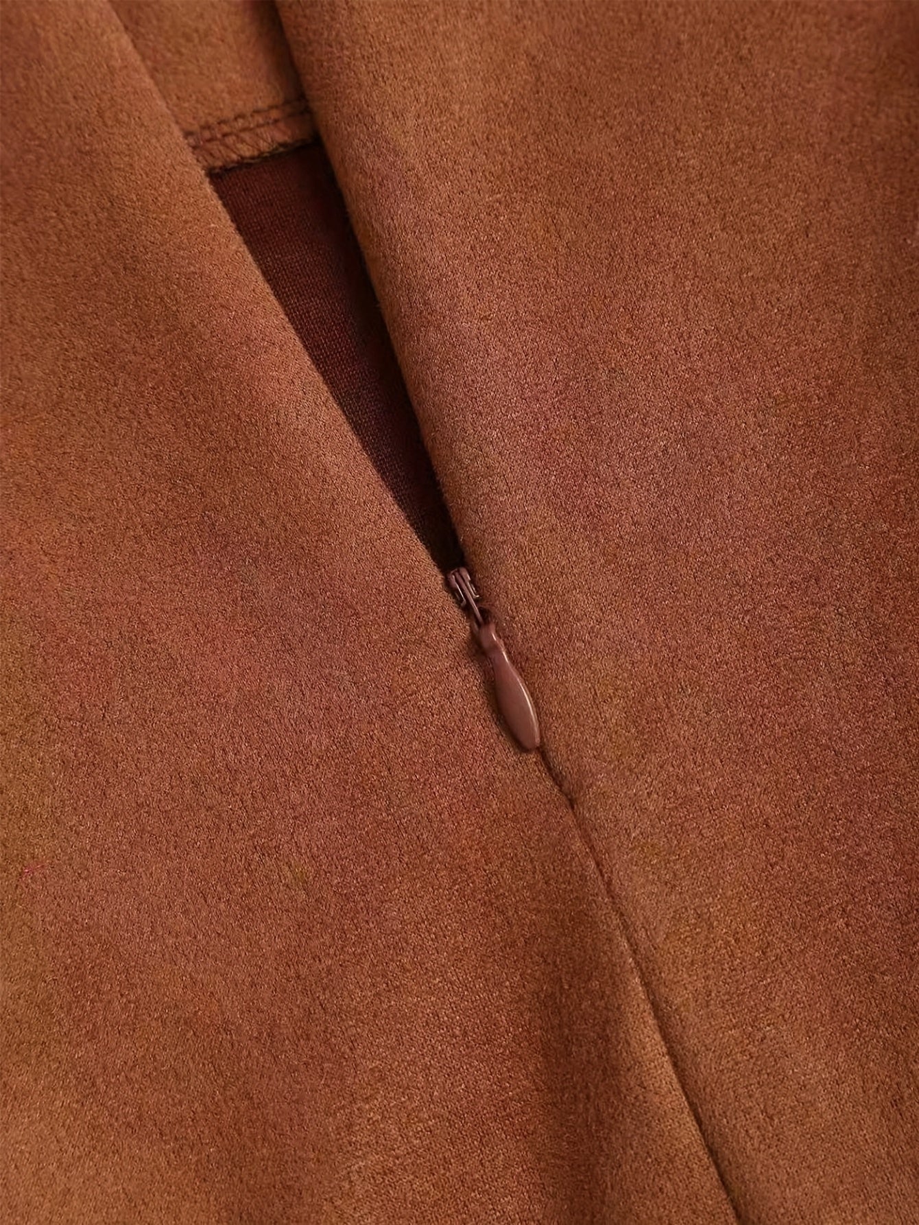 Mini-jupe plissée femme effet suédine marron foncé, camel et noir