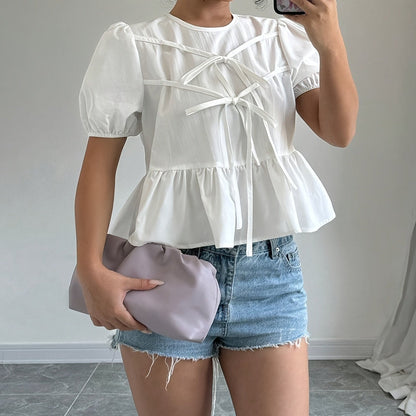 Blouse femme style romantique à manches bouffantes et nœuds décoratifs, coupe peplum tendance pour look casual chic