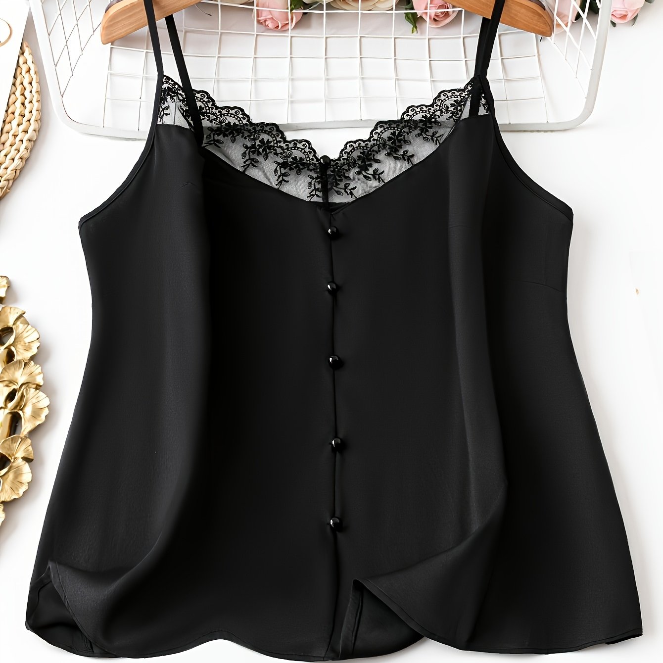 Damski top na cienkich ramiączkach z guzikami i koronką – Stylowy i elegancki na każdą okazję